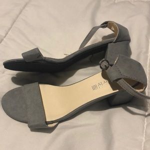 Gray block heel shoes- perfect for weddings!